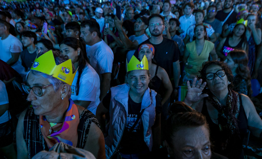 Raça Negra supera público de 2 anos atrás e canta para coral de 118 mil pessoas em Matinhos