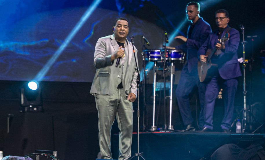 Raça Negra supera público de 2 anos atrás e canta para coral de 118 mil pessoas em Matinhos