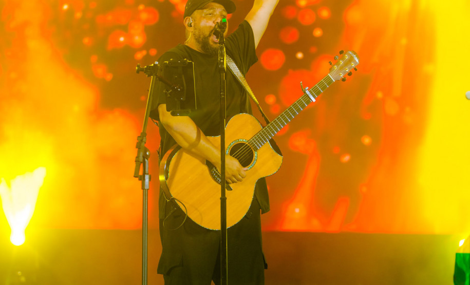 Novidade no Verão Maior, gospel de Fernandinho leva 62 mil pessoas a Matinhos