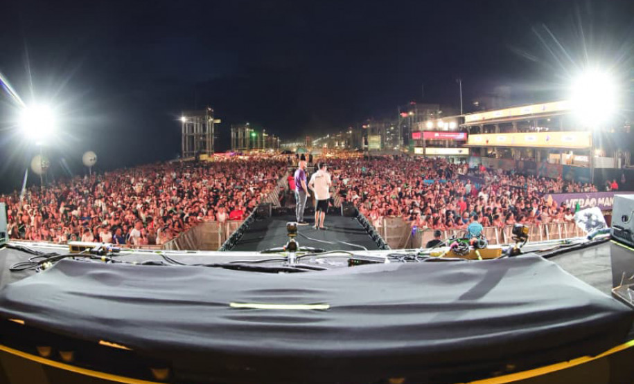 Drones, luzes e recorde de público: show de Alok leva 338 mil pessoas ao Verão Maior