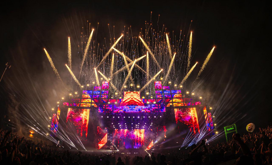 Drones, luzes e recorde de público: show de Alok leva 338 mil pessoas ao Verão Maior