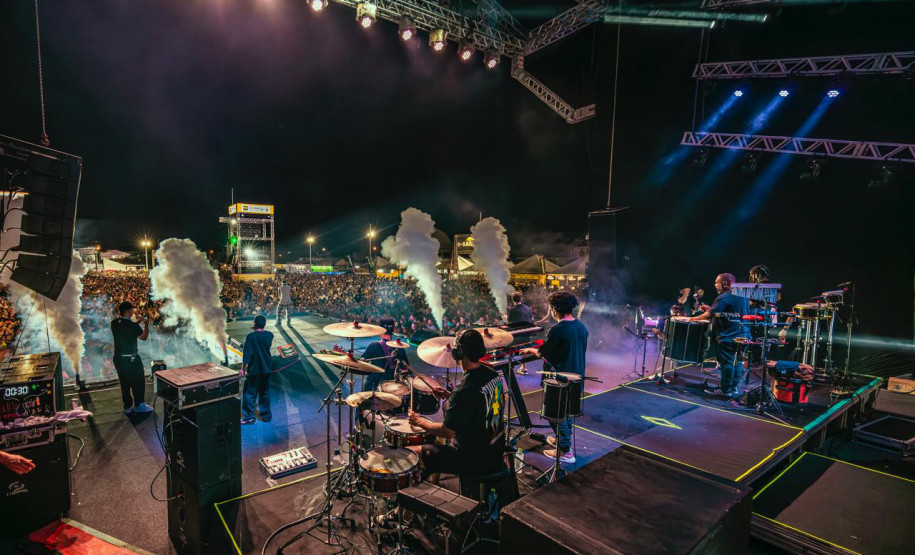 Atitude 67 e Kamisa 10 fazem noite de pagode em dose dupla em Pontal do Paraná