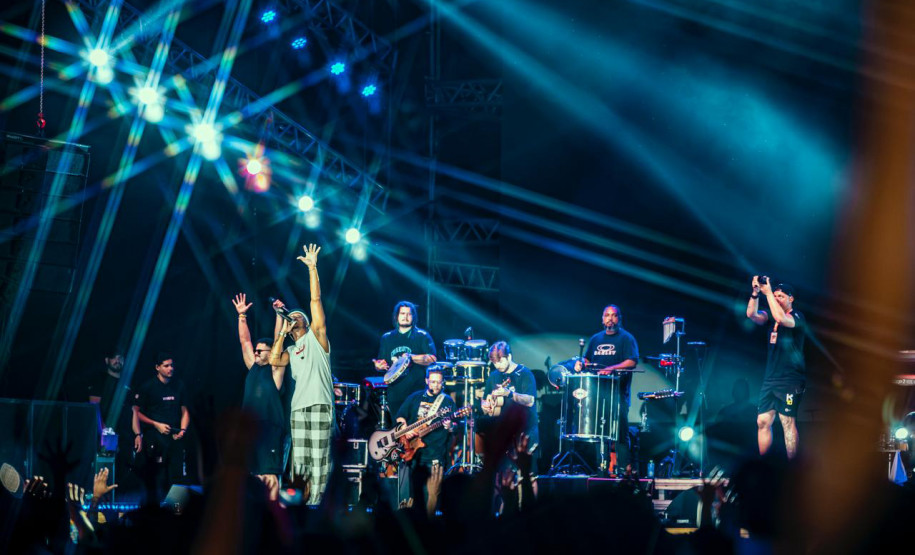 Atitude 67 e Kamisa 10 fazem noite de pagode em dose dupla em Pontal do Paraná