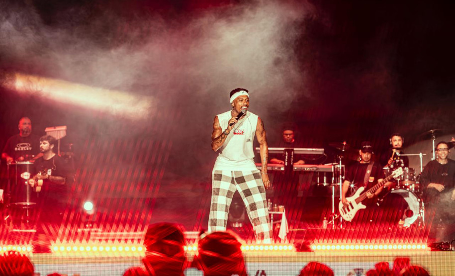 Atitude 67 e Kamisa 10 fazem noite de pagode em dose dupla em Pontal do Paraná