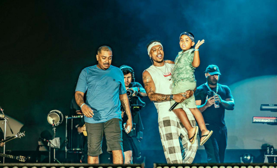 Atitude 67 e Kamisa 10 fazem noite de pagode em dose dupla em Pontal do Paraná