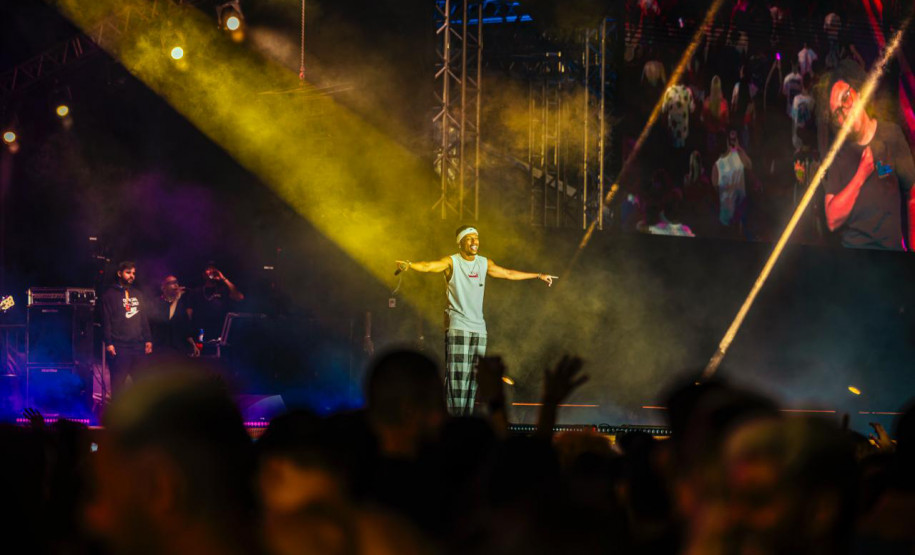 Atitude 67 e Kamisa 10 fazem noite de pagode em dose dupla em Pontal do Paraná