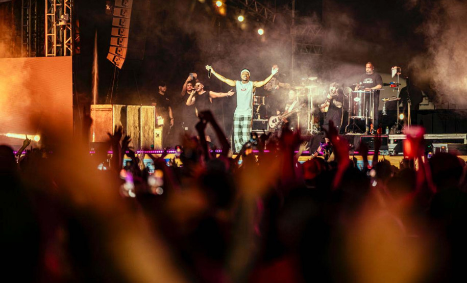 Atitude 67 e Kamisa 10 fazem noite de pagode em dose dupla em Pontal do Paraná