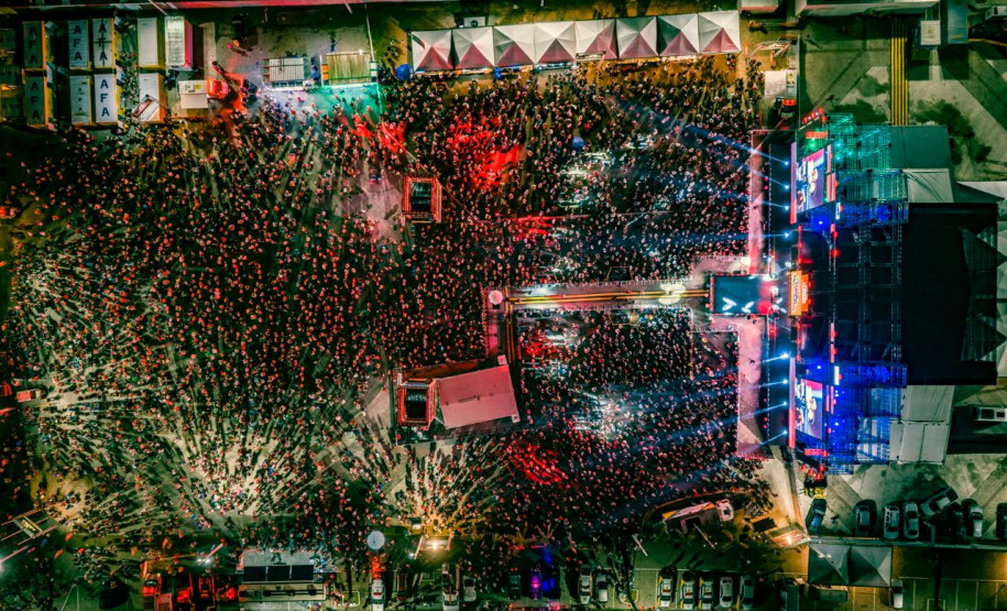 Atitude 67 e Kamisa 10 fazem noite de pagode em dose dupla em Pontal do Paraná