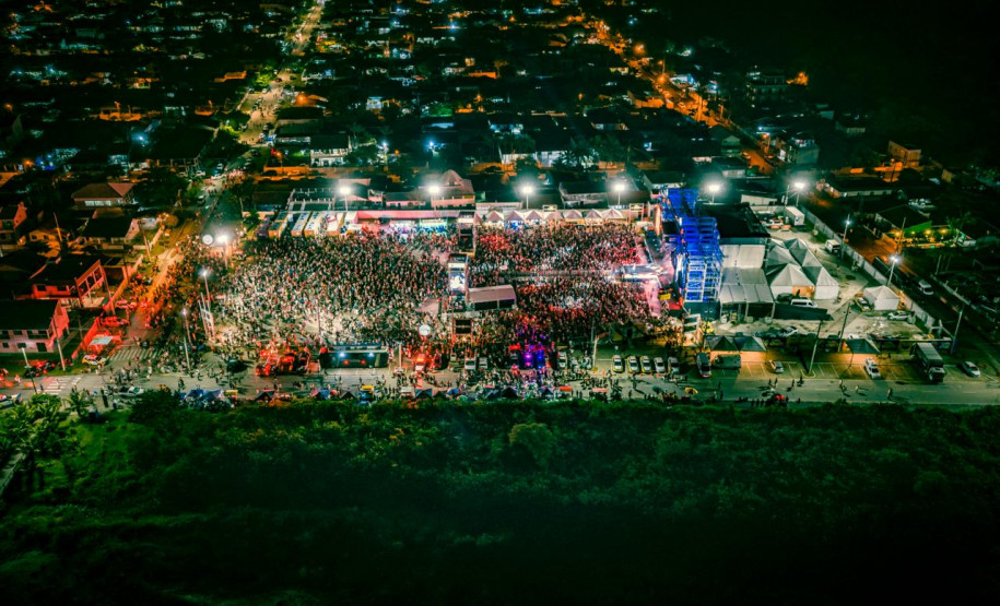 Atitude 67 e Kamisa 10 fazem noite de pagode em dose dupla em Pontal do Paraná