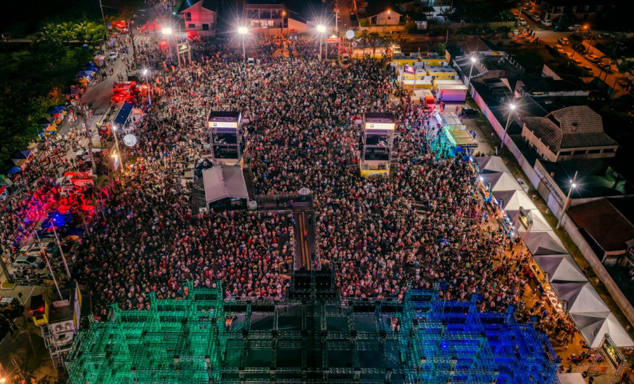 Atitude 67 e Kamisa 10 fazem noite de pagode em dose dupla em Pontal do Paraná