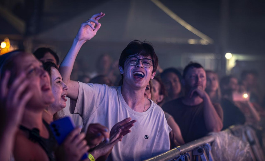 Atitude 67 e Kamisa 10 fazem noite de pagode em dose dupla em Pontal do Paraná