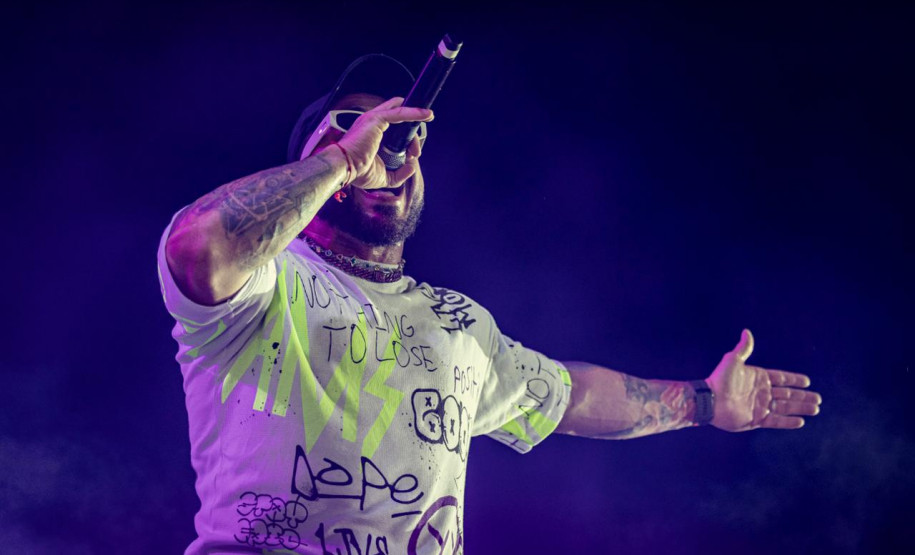 Atitude 67 e Kamisa 10 fazem noite de pagode em dose dupla em Pontal do Paraná