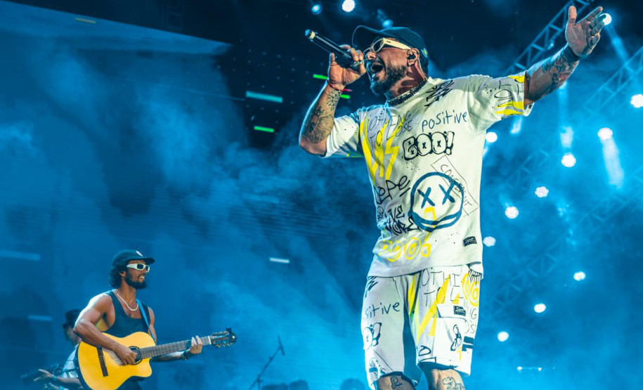 Atitude 67 e Kamisa 10 fazem noite de pagode em dose dupla em Pontal do Paraná