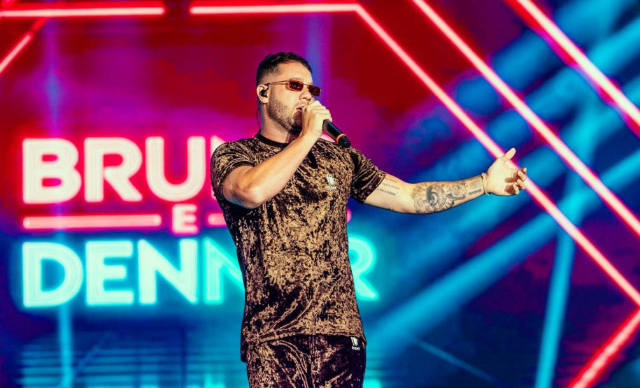 Bruno & Denner e Israel & Rodolffo fazem balada sertaneja para 32 mil pessoas em Pontal do Paraná