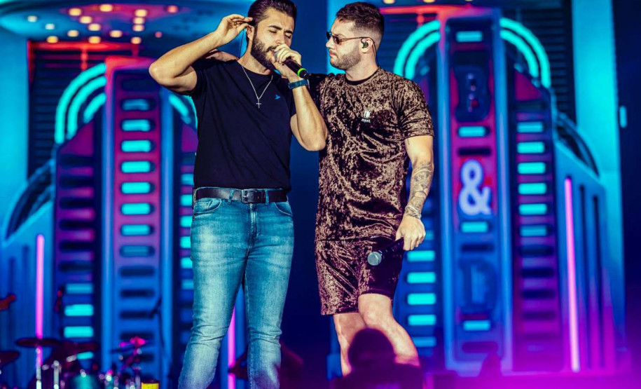 Bruno & Denner e Israel & Rodolffo fazem balada sertaneja para 32 mil pessoas em Pontal do Paraná