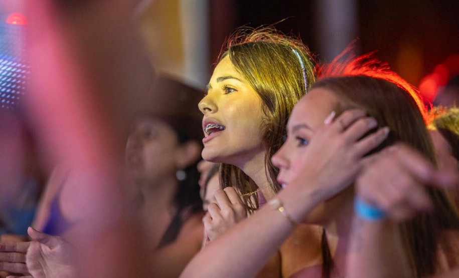 Bruno & Denner e Israel & Rodolffo fazem balada sertaneja para 32 mil pessoas em Pontal do Paraná