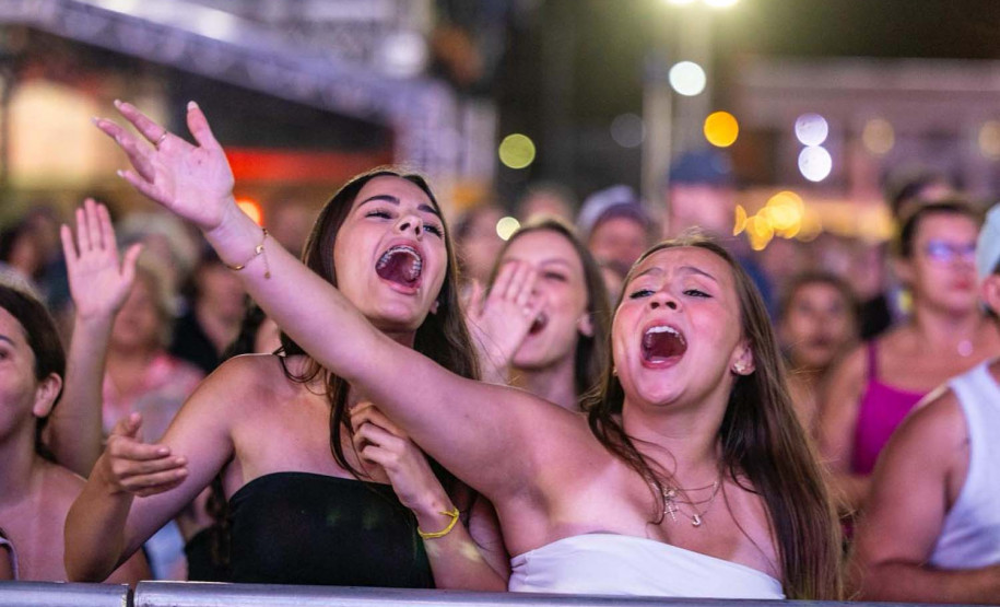 Bruno & Denner e Israel & Rodolffo fazem balada sertaneja para 32 mil pessoas em Pontal do Paraná