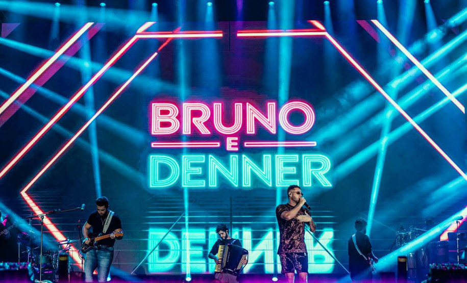 Bruno & Denner e Israel & Rodolffo fazem balada sertaneja para 32 mil pessoas em Pontal do Paraná