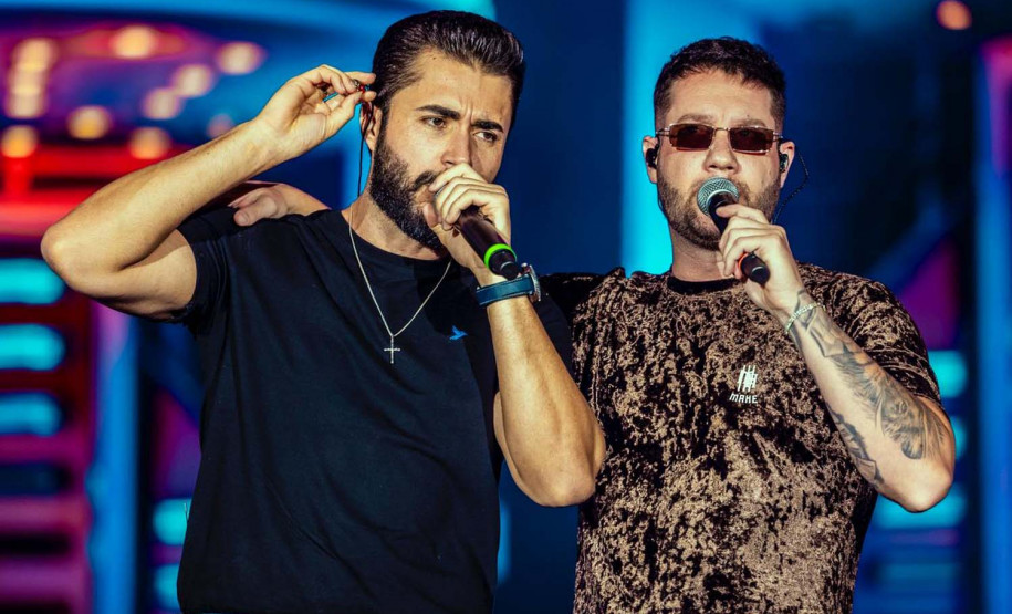 Bruno & Denner e Israel & Rodolffo fazem balada sertaneja para 32 mil pessoas em Pontal do Paraná