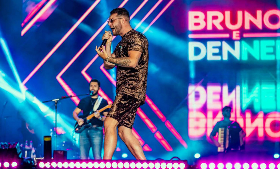Bruno & Denner e Israel & Rodolffo fazem balada sertaneja para 32 mil pessoas em Pontal do Paraná