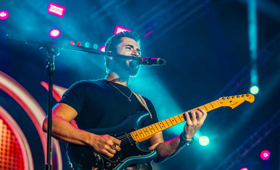 Bruno & Denner e Israel & Rodolffo fazem balada sertaneja para 32 mil pessoas em Pontal do Paraná