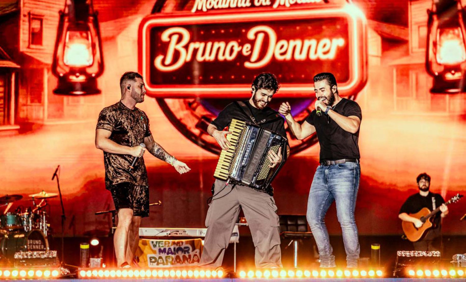 Bruno & Denner e Israel & Rodolffo fazem balada sertaneja para 32 mil pessoas em Pontal do Paraná