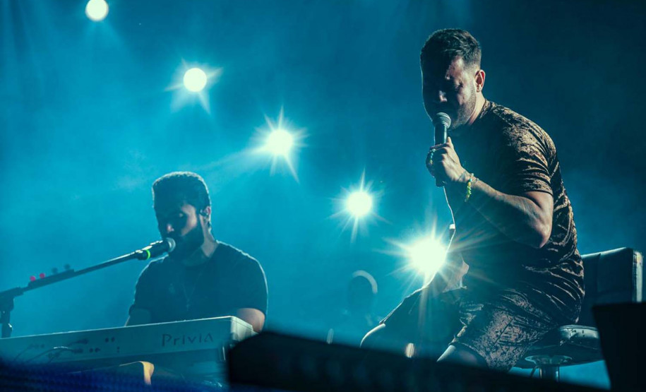 Bruno & Denner e Israel & Rodolffo fazem balada sertaneja para 32 mil pessoas em Pontal do Paraná