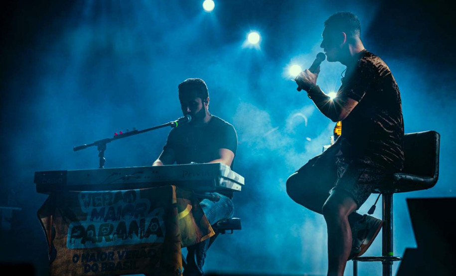 Bruno & Denner e Israel & Rodolffo fazem balada sertaneja para 32 mil pessoas em Pontal do Paraná