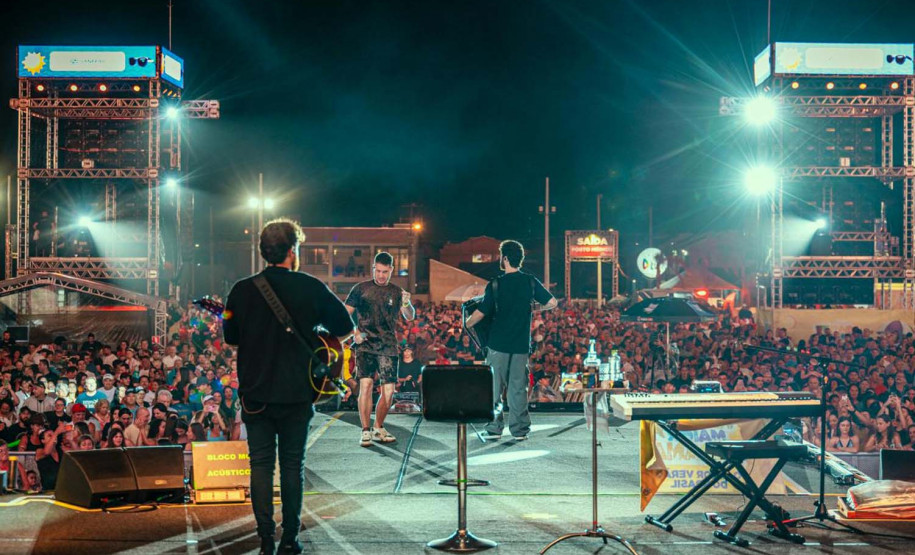 Bruno & Denner e Israel & Rodolffo fazem balada sertaneja para 32 mil pessoas em Pontal do Paraná