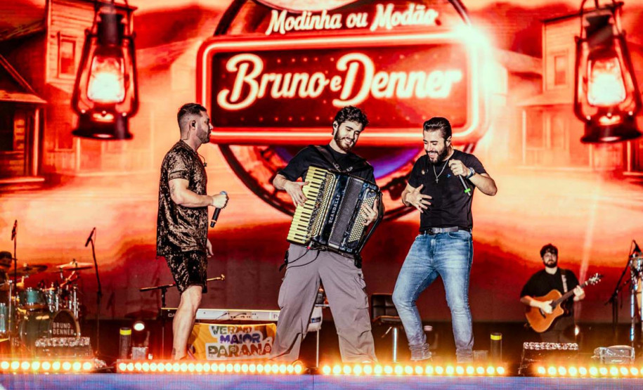 Bruno & Denner e Israel & Rodolffo fazem balada sertaneja para 32 mil pessoas em Pontal do Paraná