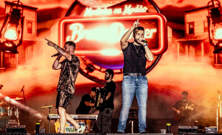 Bruno & Denner e Israel & Rodolffo fazem balada sertaneja para 32 mil pessoas em Pontal do Paraná