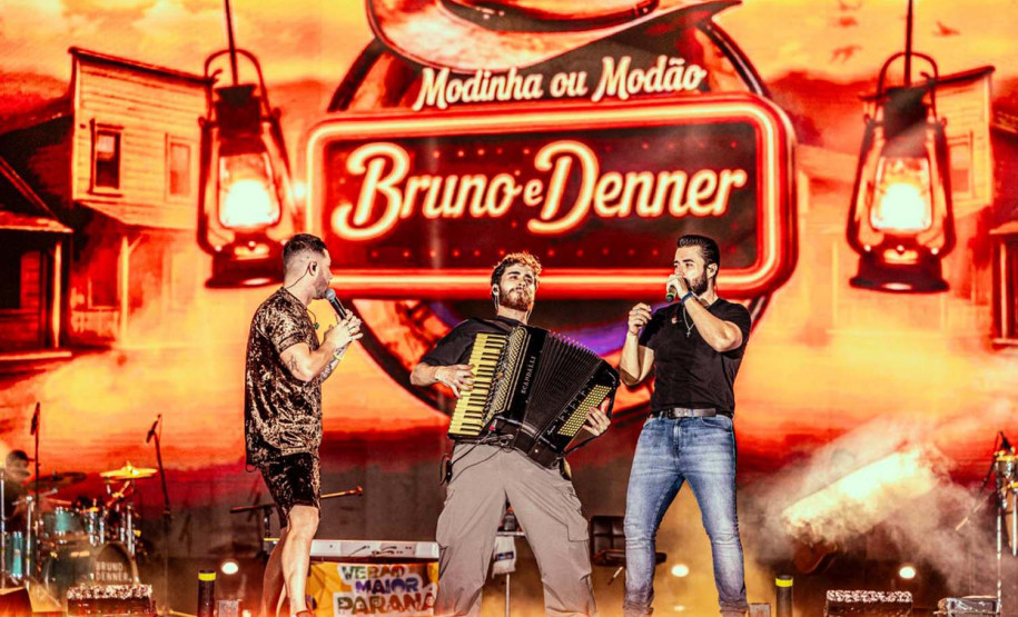Bruno & Denner e Israel & Rodolffo fazem balada sertaneja para 32 mil pessoas em Pontal do Paraná