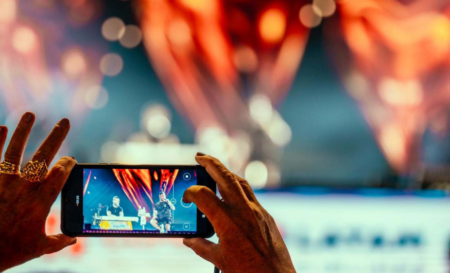 Bruno & Denner e Israel & Rodolffo fazem balada sertaneja para 32 mil pessoas em Pontal do Paraná