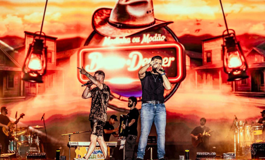 Bruno & Denner e Israel & Rodolffo fazem balada sertaneja para 32 mil pessoas em Pontal do Paraná