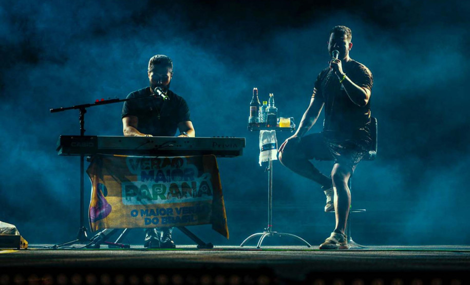 Bruno & Denner e Israel & Rodolffo fazem balada sertaneja para 32 mil pessoas em Pontal do Paraná