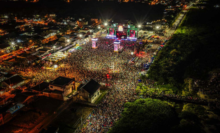 Roberta Miranda e Raça Negra transformam Pontal do Paraná em palco de grandes emoções