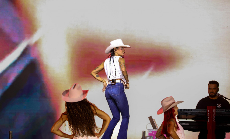 Ana Castela confirma status de fenômeno diante de 228 mil pessoas no Verão Maior Paraná