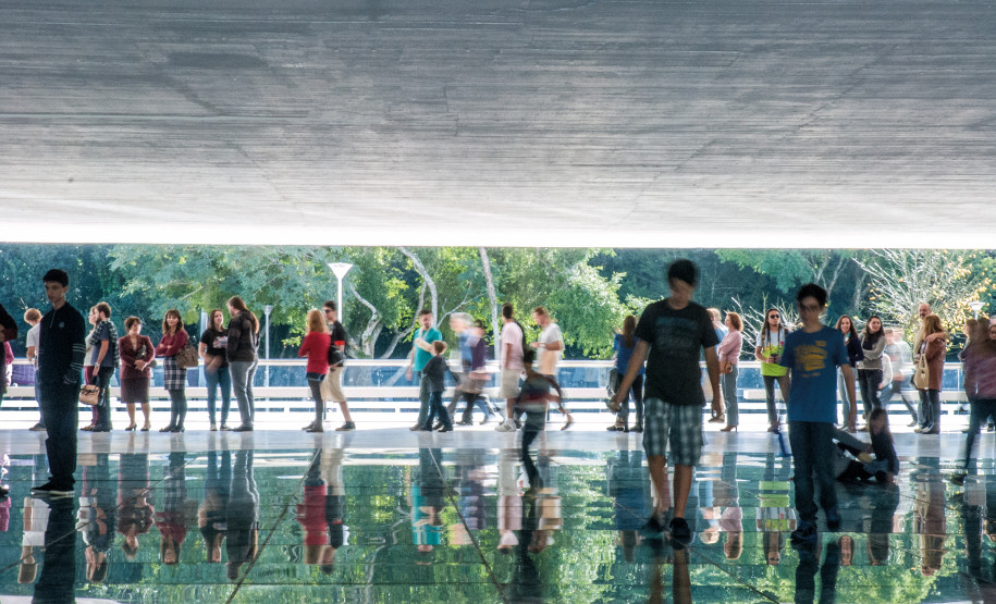 Programa Arte para Maiores explora a arquitetura do MON no mês de março