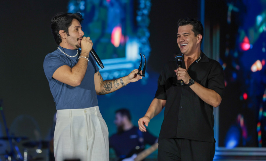 Hugo & Guilherme atraem 87 mil pessoas para as areias de Caiobá com hits icônicos