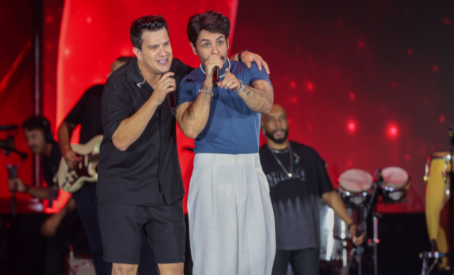 Hugo & Guilherme atraem 87 mil pessoas para as areias de Caiobá com hits icônicos