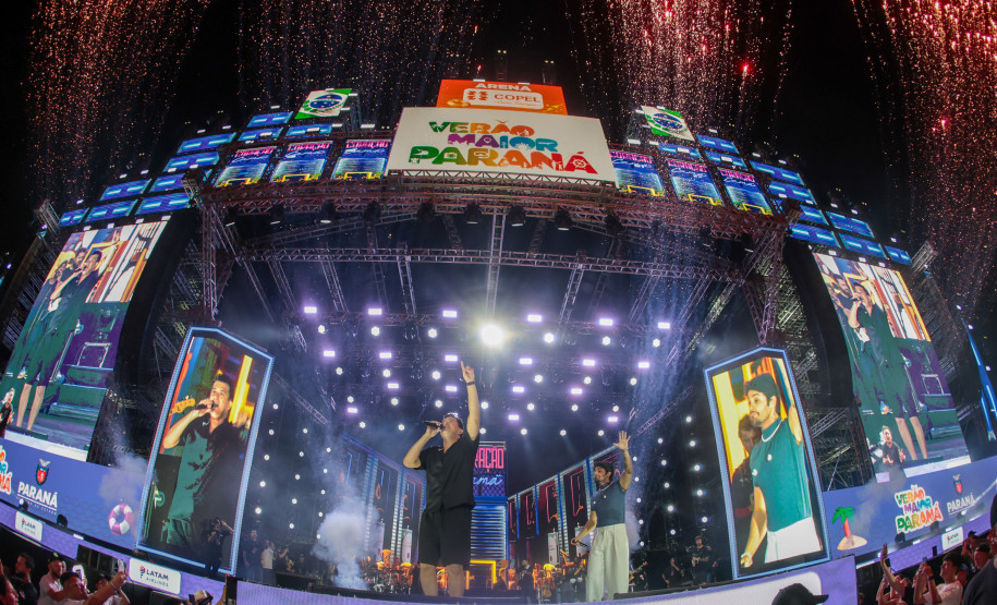 Hugo & Guilherme atraem 87 mil pessoas para as areias de Caiobá com hits icônicos