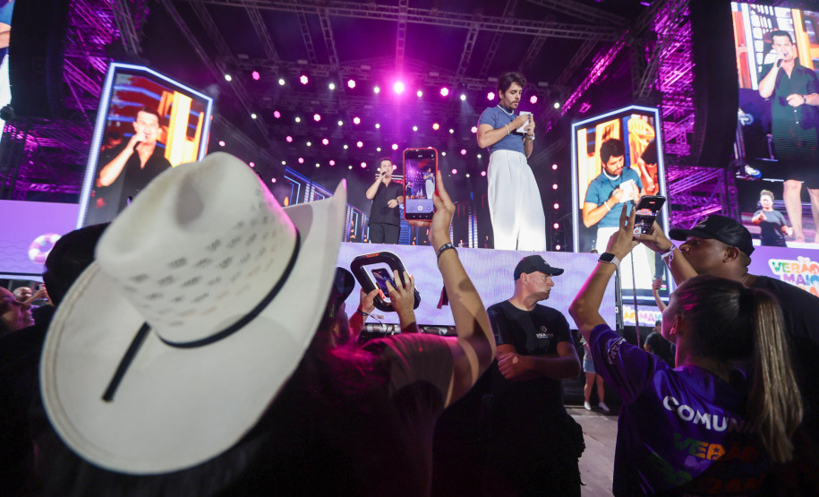 Hugo & Guilherme atraem 87 mil pessoas para as areias de Caiobá com hits icônicos