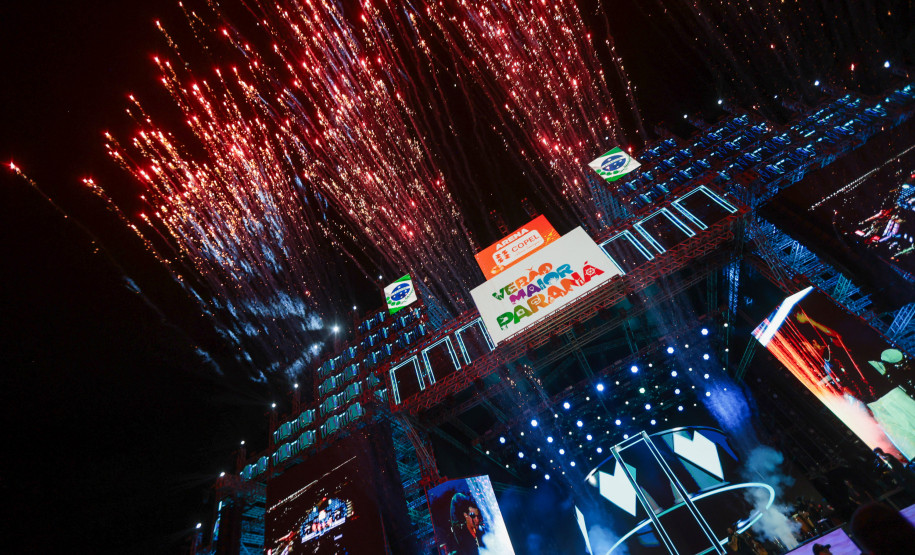 Hugo & Guilherme atraem 87 mil pessoas para as areias de Caiobá com hits icônicos