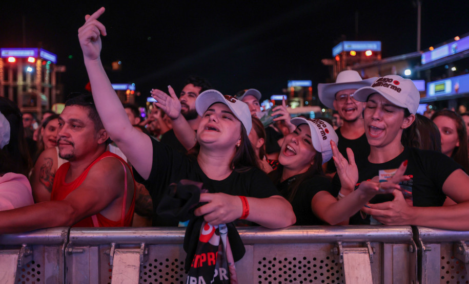 Hugo & Guilherme atraem 87 mil pessoas para as areias de Caiobá com hits icônicos