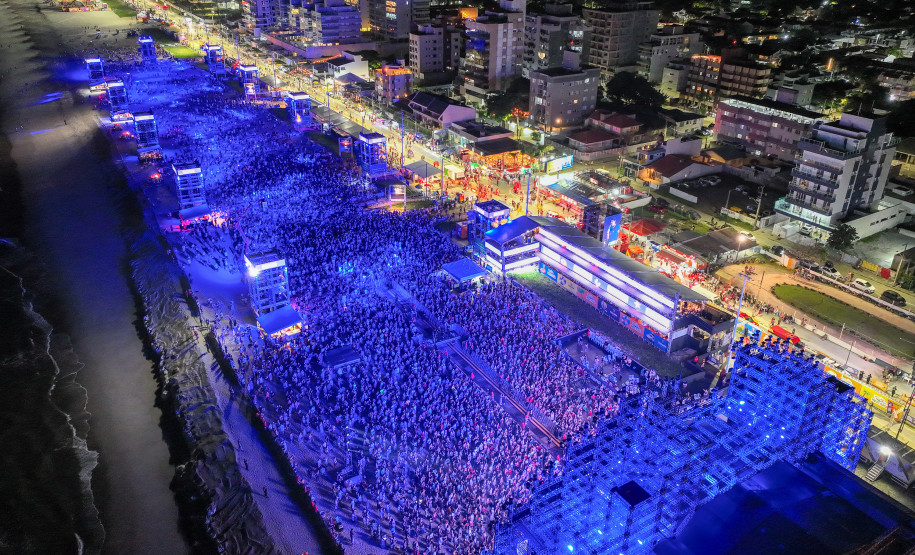 Hugo & Guilherme atraem 87 mil pessoas para as areias de Caiobá com hits icônicos