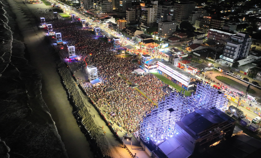 Hugo & Guilherme atraem 87 mil pessoas para as areias de Caiobá com hits icônicos