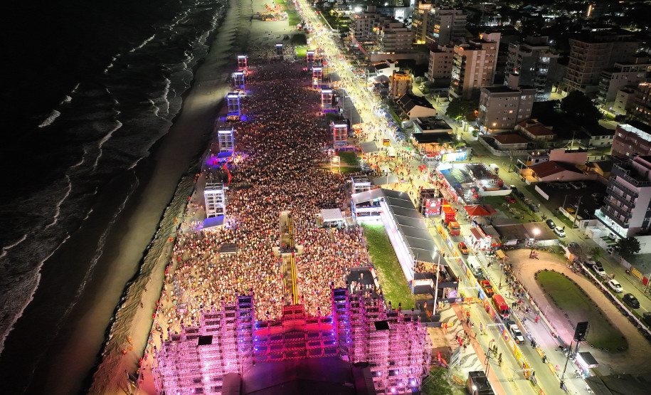 Hugo & Guilherme atraem 87 mil pessoas para as areias de Caiobá com hits icônicos