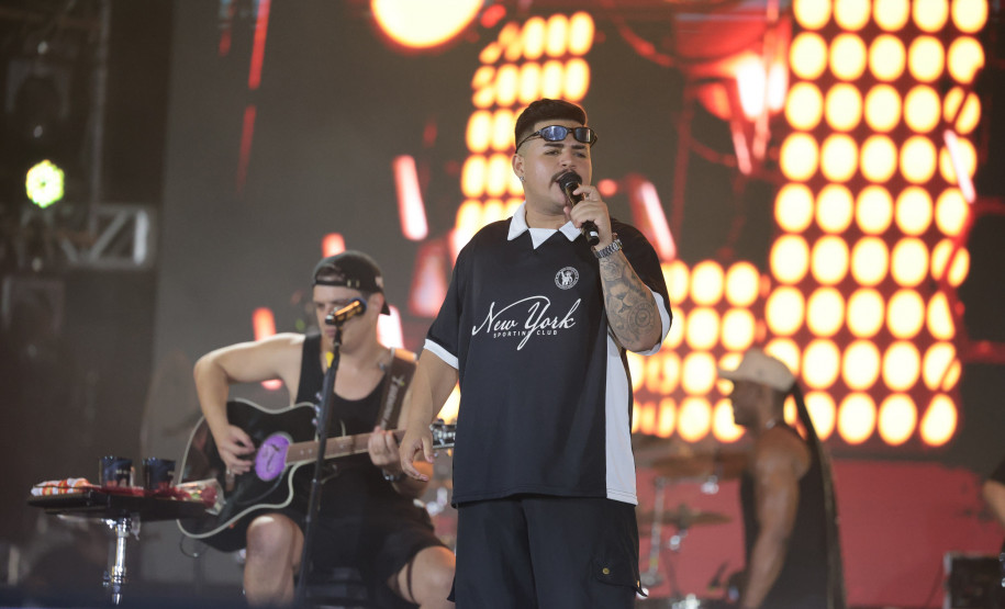 Hugo & Guilherme atraem 87 mil pessoas para as areias de Caiobá com hits icônicos