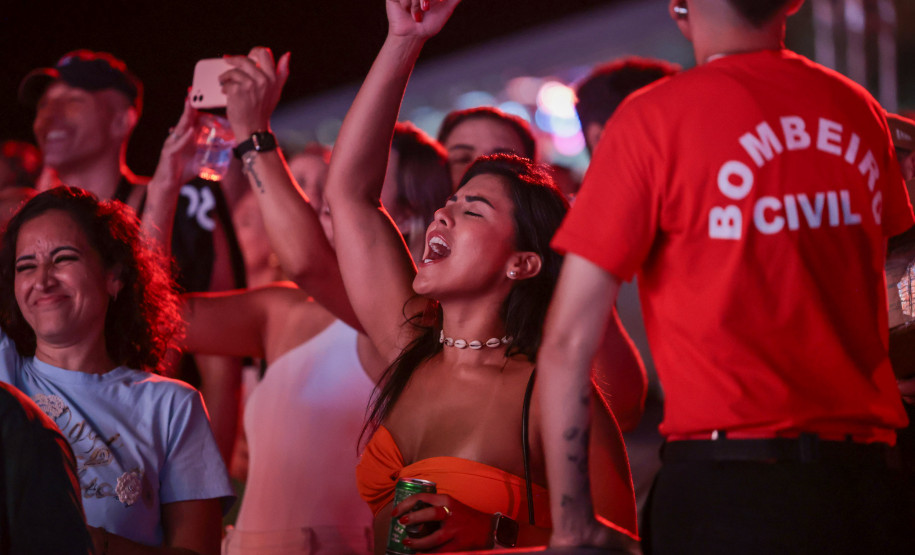 Hugo & Guilherme atraem 87 mil pessoas para as areias de Caiobá com hits icônicos