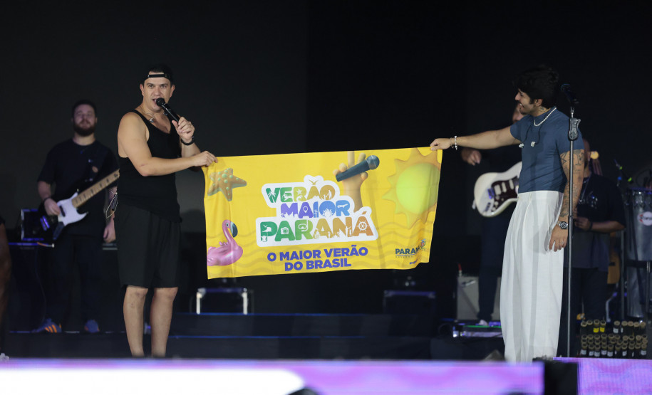 Hugo & Guilherme atraem 87 mil pessoas para as areias de Caiobá com hits icônicos